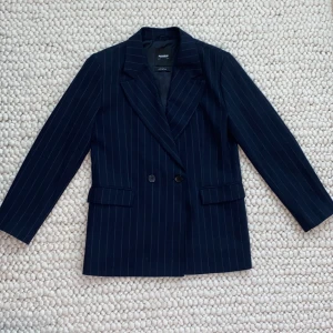 Blå Kavaj från Pull&Bear - Fin blå kavaj med vita stips, storlek M. På mig är den oversize, brukar vanligtvis ha storlek S