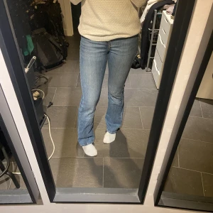 Jeans - Säljer dessa jeans från H&M som inte säljs längre, sitter jättebra och full längd på mig som är 166cm.