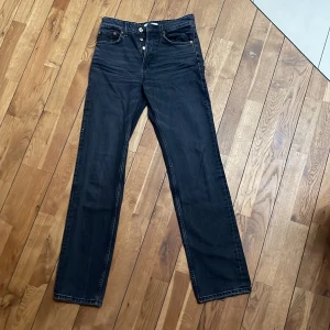 Svarta ZARA jeans - Ett par jeans som har använts fåtal gånger, är som nya! Skriv för funderingar!☺️