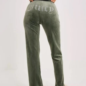 Säljer juicy coutore byxor i färgen Dark Moss❤️ - Knappt använda och köpta detta året, passar även folk som jag S i storlek❤️. Skriv privat om du vill veta mer.