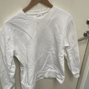 Vit sweatshirt - Har aldrig använts, fick hem tröjan från ZARA med små fläckar. Skriv för fler funderingar. Är ganska liten i storleken. 