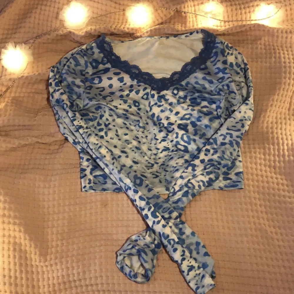 Säljer denna ljusblå tröja med mörkblått leopardmönster för att den är för liten för mig. Den är i väldigt bra skick bara använd ett fåtal gånger. Strl S men passar även xs. Orginalpris 99 kr, men säljer för 15 kr! 🩵🩵🩵. Toppar.