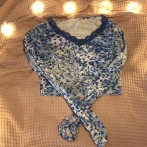 Säljer denna ljusblå tröja med mörkblått leopardmönster för att den är för liten för mig. Den är i väldigt bra skick bara använd ett fåtal gånger. Strl S men passar även xs. Orginalpris 99 kr, men säljer för 15 kr! 🩵🩵🩵