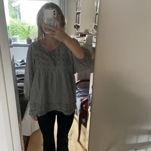 Grön blus - Grön bohemisk blus med trekvartsärm 