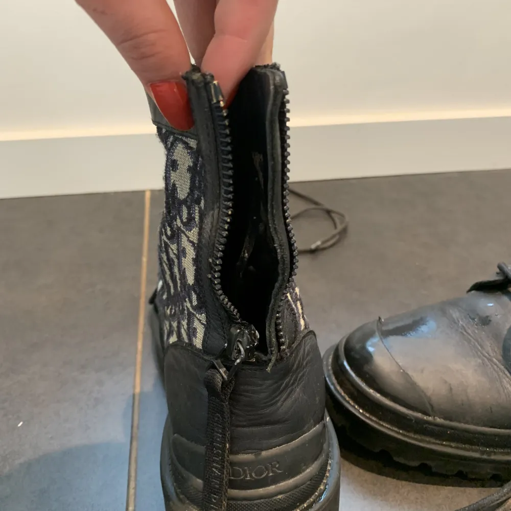 Säljer dessa dior boots i storlek 38. En av dragkedjorna är trasig men kan fixas hos skomakaren. Tecken på användning finns men inga defekter på varken lädret eller tyget.. Skor.