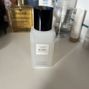 Victoria secret parfym - En victoria secret parfym. I lukten creme cloud. Fräsch vanlij doft. 80% kvar. Skriv om ni har frågor. Priset går att diskutera 🫶🏼