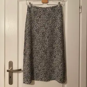 Säljer denna superfina djurmönstrade kjolen från Brandy Melville i modellen ”Phoebe” eftersom att den inte längre passar min stil. Kjolen har används med har inga rejäla tecken på användning. Kjolen köptes för 300kr på Brandy Melville hemsidan. 