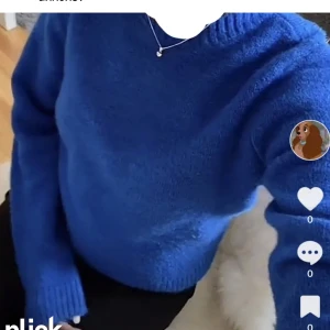 Blå stickad tröja  - Köpt från Mango, knappt använd och det är bra kvalite på den! Köpt för 400 