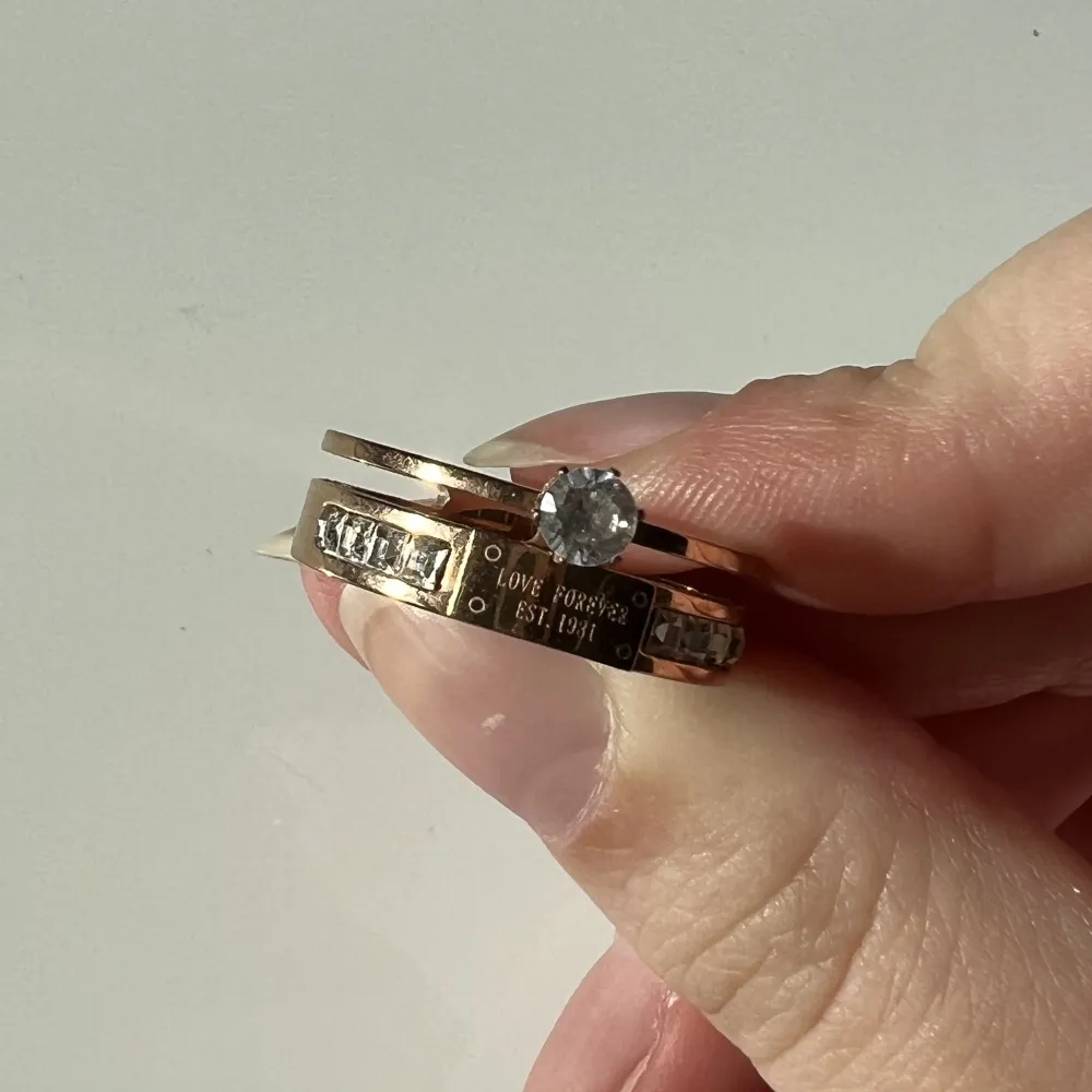 En fin ring i rosé guld och Cubic Zirkon💍Ringmått: 19mm. Accessoarer.