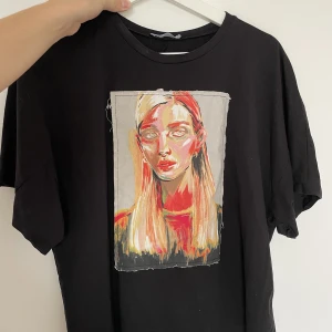 Svart T-shirt - Storlek S. Använt några gånger men i fint skick! Från Zara för ett tag sedan. 