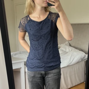 Tröja med spets på - Blå fintröja från Kappahl. Jättebra skick