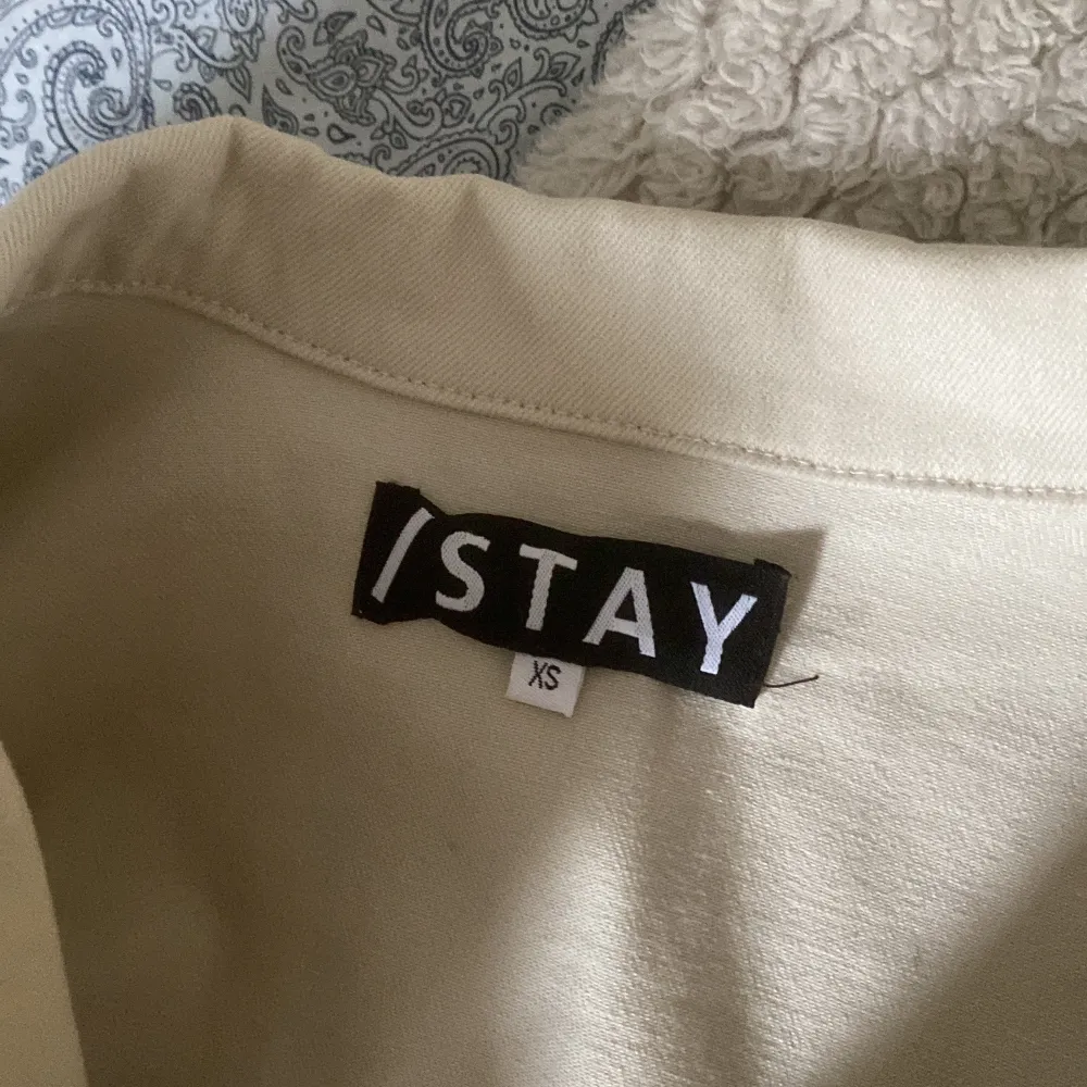Säljer en Beige jeans jacka från Istay. Takit.