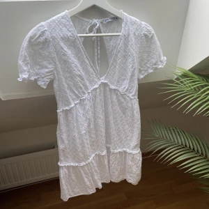 Zara klänning - Jättesöt klänning från Zara i nyskick! Frakt tillkommer