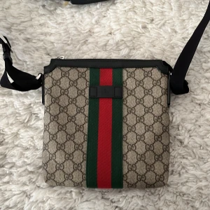 Gucci väska - Beish Gucci väska Nästan helt ny box ingår 