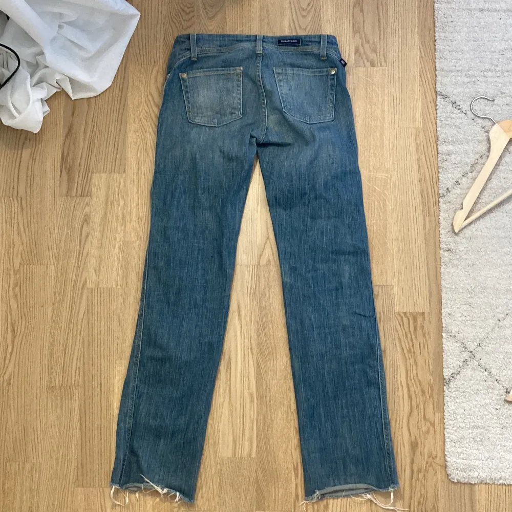 Säljer dessa snygga Lowwaist jeansen från Rock&Republic✨Dom är straightleg, står 28 i dom men skulle säga 25-26. Jeans & Byxor.