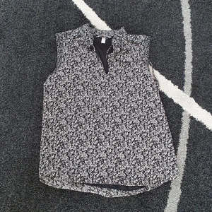 H&M blus - Blus från H&M helt oanvänd