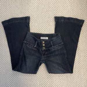 lågmidjade vida / utsvängda jeans! så fina men säljer pga för små, skriv privat för med de på nedtill. MÅTT: midja 37cm x2 & innerben: 72cm