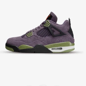 Canyon purple air Jordan   - Köptes hösten 2022. Använda cirka 3 gånger. Köptes för cirka 3 tusen, och säljer de för 1500, kan tänka mig att sänka ifall att de inte blir efterfrågade.   Köptes på footlocker i Stockholm. Har kvar skolådan kvittot och extra skosnören som ingick. 