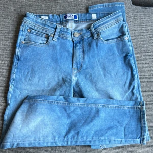 Jeans Jack & Jones  - Jeans i modell Liam skinny. Endast lite använda, är i bra skick. 