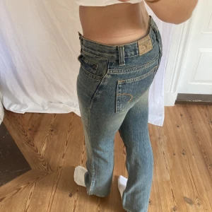 Lågmidjade bootcut jeans  - Midjemått- 39cm (rätt över)  Inerbenslängd - 78cm  Jag är 170 på bilderna! Inga defekter!  Du kan använda KÖP NU💕