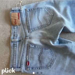 Jeans köpta på Plick som tyvärr var för små. Skriv för mer info eller frågor🥰🥰