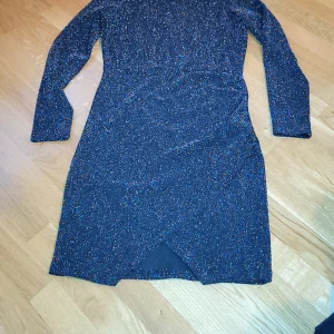 Klänning - Glitteig klänning använd 1 gång