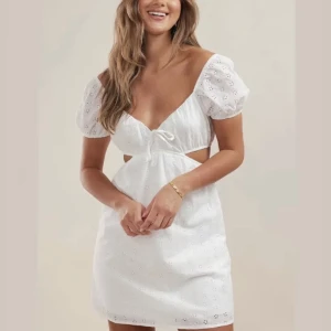 Vit klänning från Chiquelle  - ”Sun’s out dress” i storlek S från Chiquelle. Helt oanvänd med lappar kvar. Skriv för mer bilder! Säljer då jag hittade en annan klänning till studenten. Originalpris 600kr💕