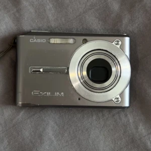 Kameran till tjejkvällen! - Så fin kamera! Bra skick! Retro fina bilder.🥰