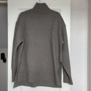 Stickad tröja H&M - Fin brun stickad tröja, säljer pga att den är för stor. Har bara använt den 1 gång.