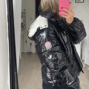 Lackjacka - En lackjacka från boohoo, köpt för ca 400kr. Använd fåtal gånger  inga defekter, pris kan diskuteras🩷