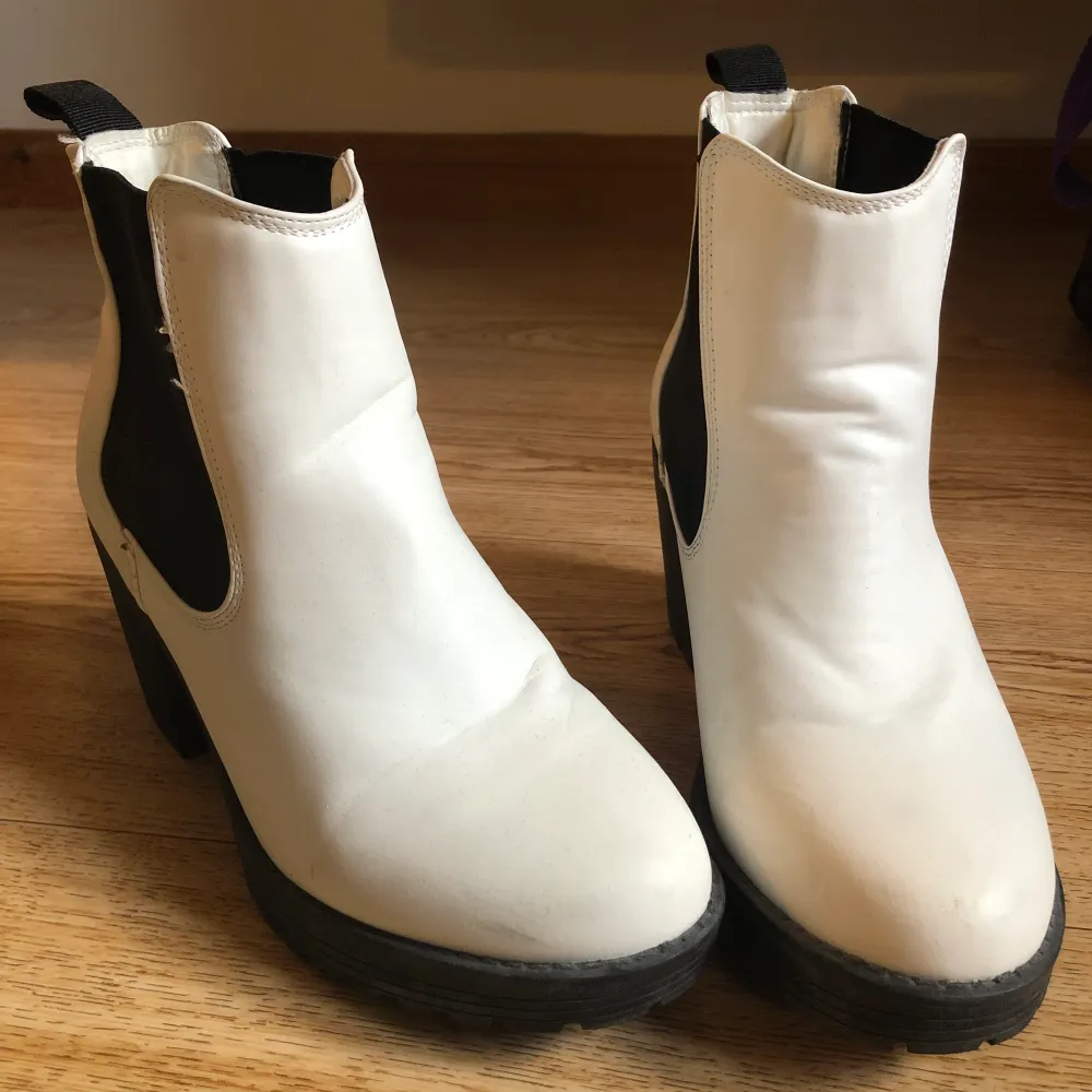 Vita boots som är väldigt använda men fortfarande jättefina . Skor.