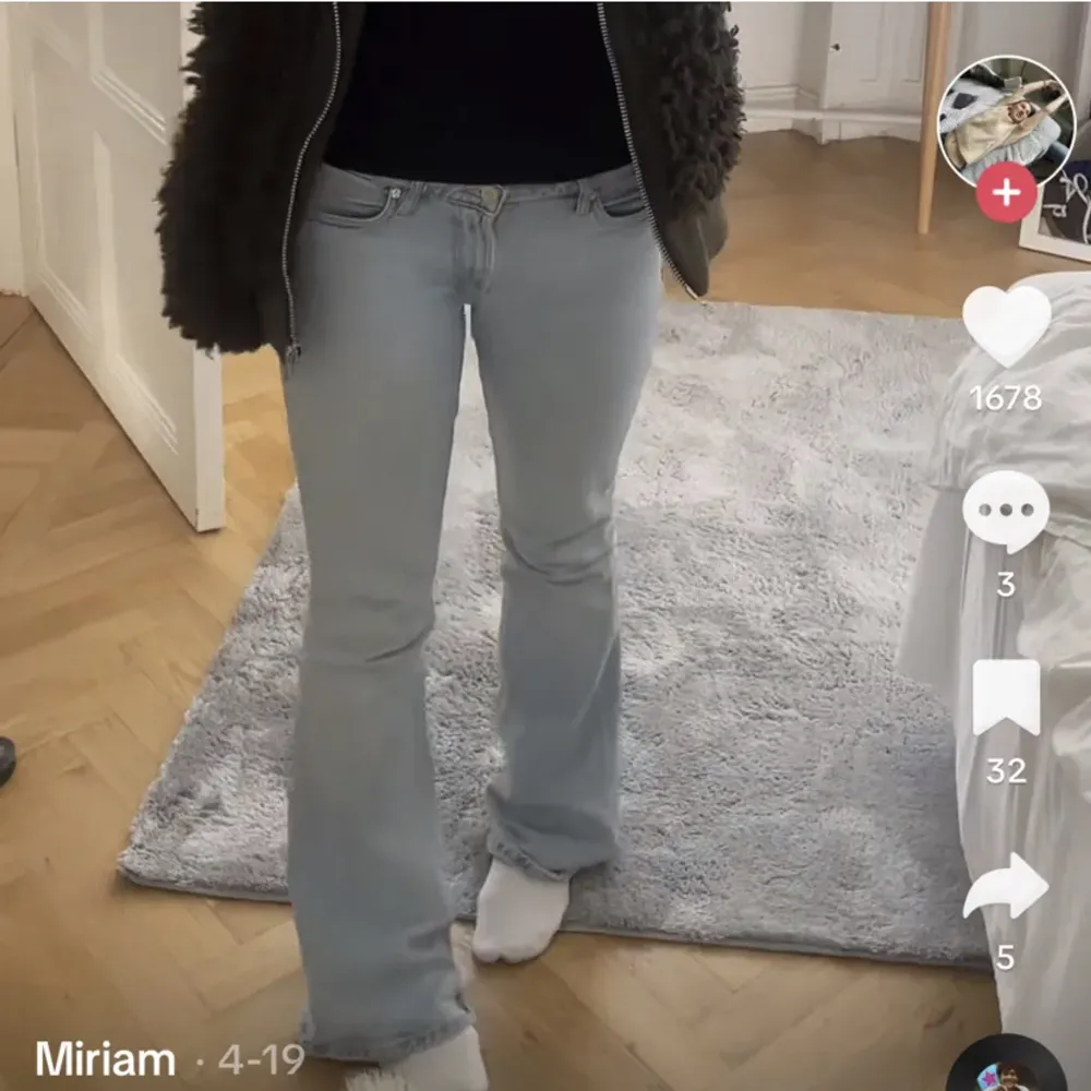 Säljer dessa slutsålda supersnygga lågmidjade jeans ifrån zara!!! Lite slitage nere vid hälarna men resten av jeansen är i toppskick!💘 Skriv gärna vid frågor eller intresse🙏🏼. Jeans & Byxor.