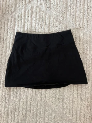 Kort Byxkjol Hollister - Använd cirka 3 gånger, normal i storleken, stretchig