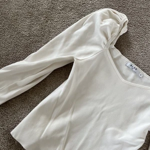 Tröja med puffärm - Vit tröja med puffärm från NA-KD! Söt och passar till det mesta❤️använd runt 3-4 gånger så bra skick! 