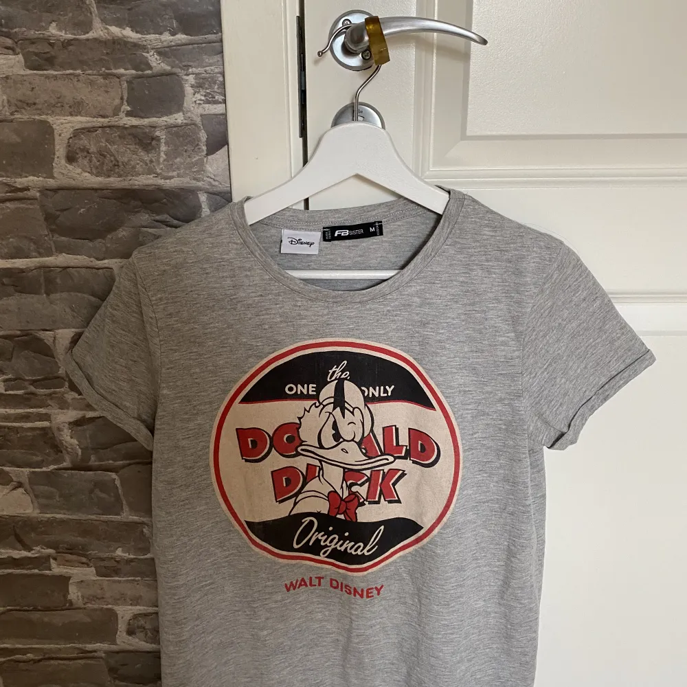 T-shirt med motiv av vintage disney cartoon Donald Duck.  Använd ett fåtal gånger, i perfekt skick.   Köpt för 399kr, säljer för 99kr.. T-shirts.