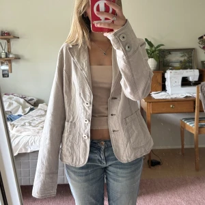 Beige jacka - Beige jacka från Vila köpt second hand. Står storlek XL men skulle säga att det beror på hur man vill ha den. Passar mig som vanligtvis har storlek S/M. 🫶🏻
