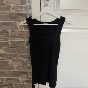 Svart ribbat linne  - Svart ribbat linne med urringning.  Fint skick, köpt för 199kr, säljer för 29kr. 