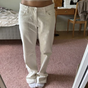 Arrow low straight jeans - Skit snygga Arrow low straight jeans från weekday! Aldrig använda med lappen kvar, originalpris 590kr men säljer för 300kr! Storlek 27/32. 🫶🏻🫶🏻😁