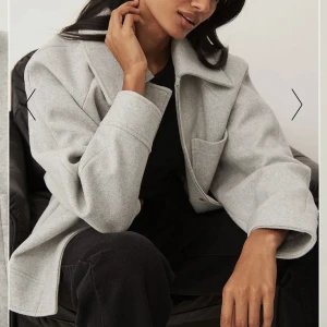 Grå kappa - Säljer min grå korta kappa från nakd. Endast använd under våren och den ser ut som ny😊nypris 650kr, nu 500! 