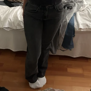 zara jeans - säljer mina jeans från zara som tyvärr inte kommer till användning!💕hör av er vid frågor💕💕