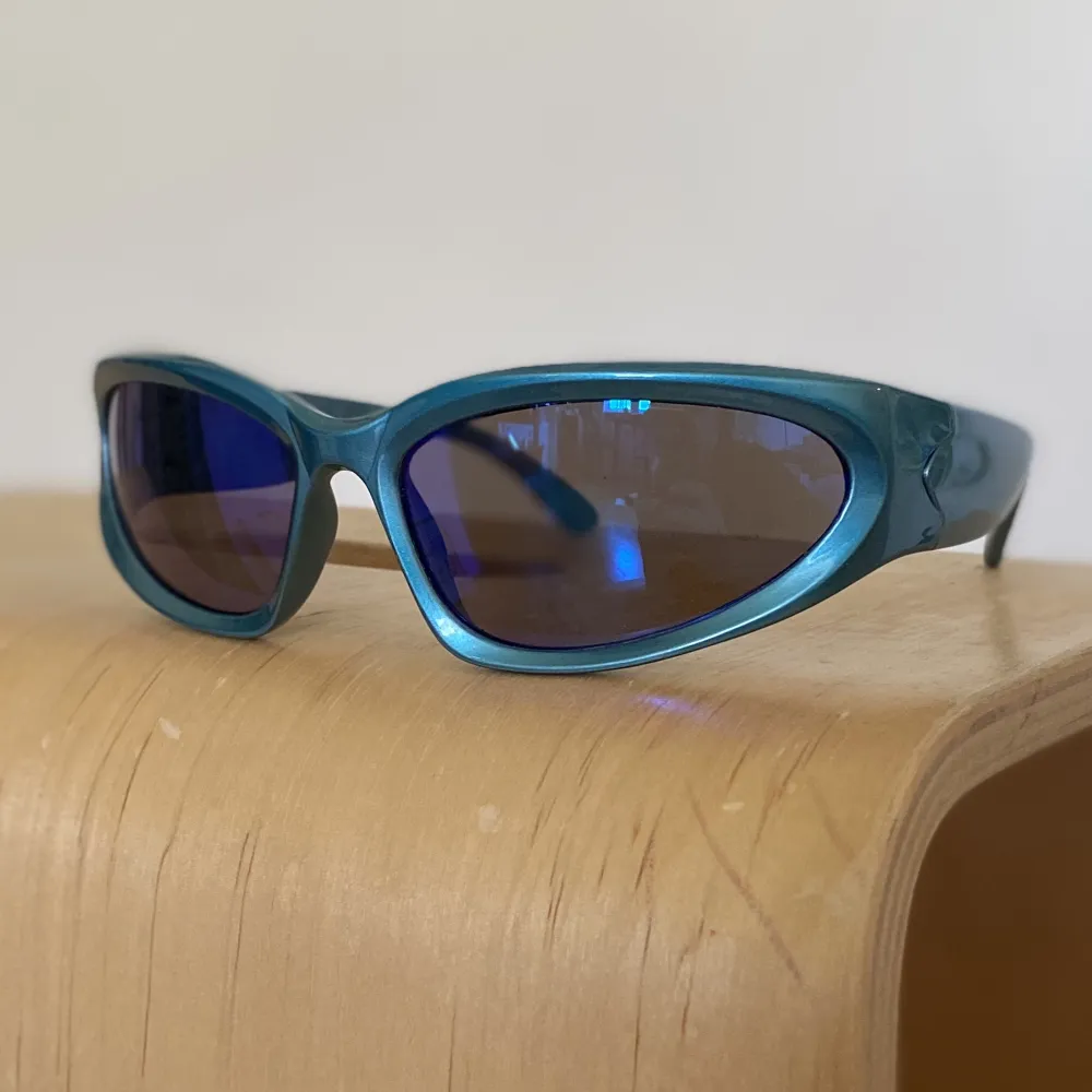 Snygga metallicblå solglasögon med brungråtonat glas. Tror tyvärr ej de har något UV skydd då de är köpta på Shein. Använda 2 gånger och i gott skick.. Accessoarer.