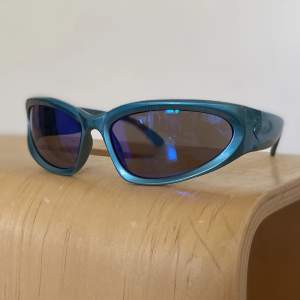 Snygga metallicblå solglasögon med brungråtonat glas. Tror tyvärr ej de har något UV skydd då de är köpta på Shein. Använda 2 gånger och i gott skick.