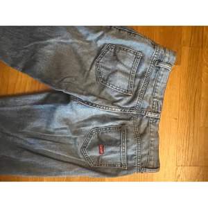Jättefina ljusblåa lågmidjade bootcut jeans W25 L32 ❤️ De passar inte så har inga bilder med jeansen på! 