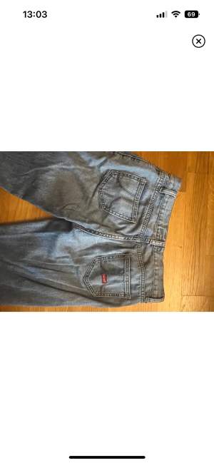 Jättefina ljusblåa lågmidjade bootcut jeans W25 L32 ❤️ De passar inte så har inga bilder med jeansen på! 