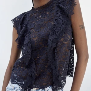 Spetstopp zara 😍 - Så fin marinblå spetstopp från zara. Aldrig använd 💓🫶 nypris 379 kr