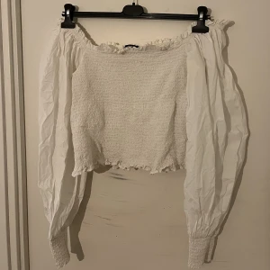 Off-shoulder topp med puffade ärmar - Använt men fint skick 