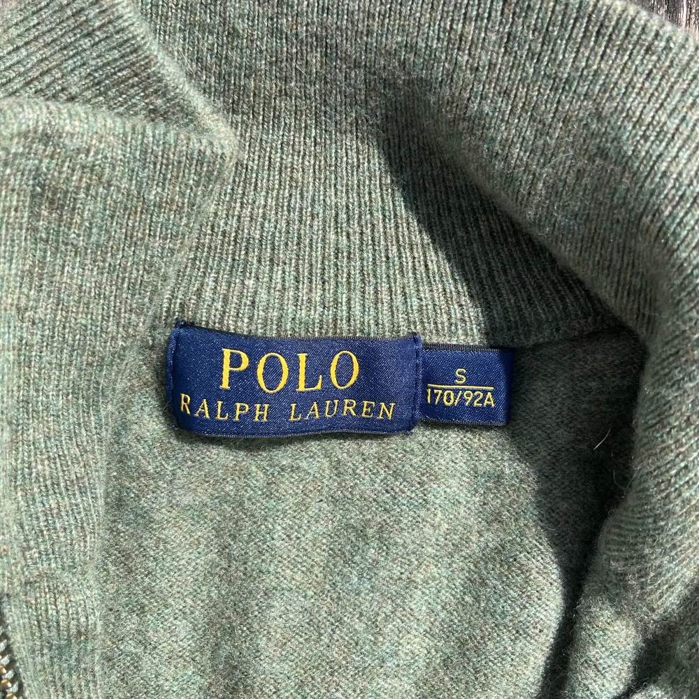 Tjena! Säljer nu min Ralph Lauren half zip! Den är 8,5/10 cond. Hör av dig vid minsta lilla fundering!. Tröjor & Koftor.