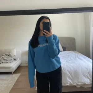 Blå tröja från Calvin Klein  - Gott skick. Fin blå färg. 
