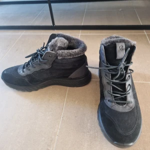 Nya Ecco skor höst/vinter 40 - Nya, bara provade men passade inte mina fötter. Varma på insidan. 