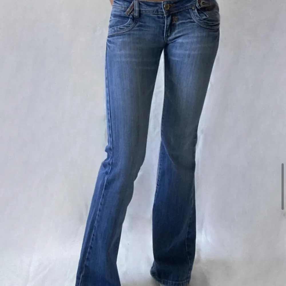 Köpte dessa så fina jeansen av Wornheritage på instagram men tyvärr var de för små på mig😢 midjemått är 34 cm och innerben 76 cm! Jätte bra skick, finns inga tecken på användning!😍 GÅR INTE NER I PRIS O BYTER INTE!. Jeans & Byxor.